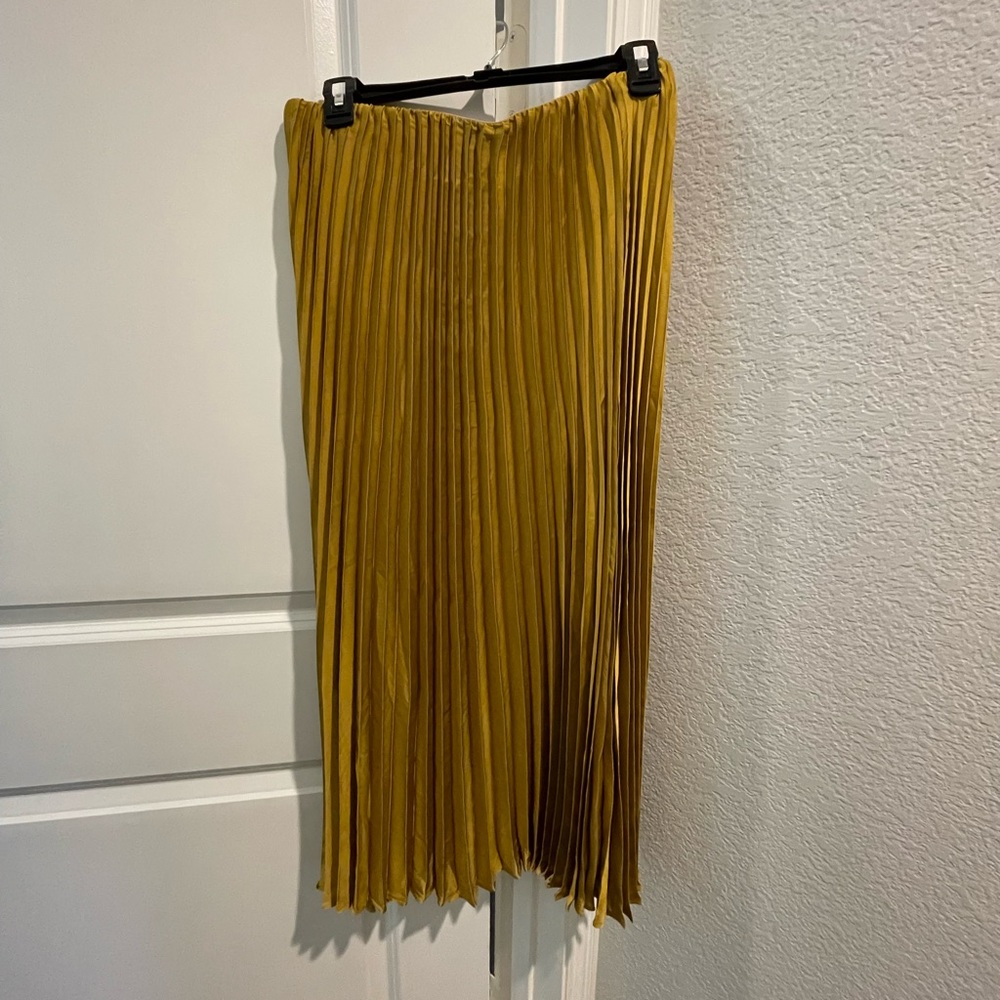 Banana Republic Gold pleated maxi skirt
